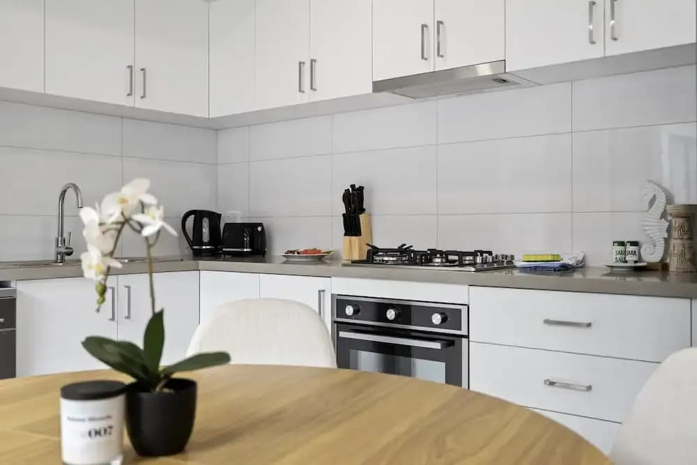2-bed Rosebud Apartment With BBQ & Garden - photo 9