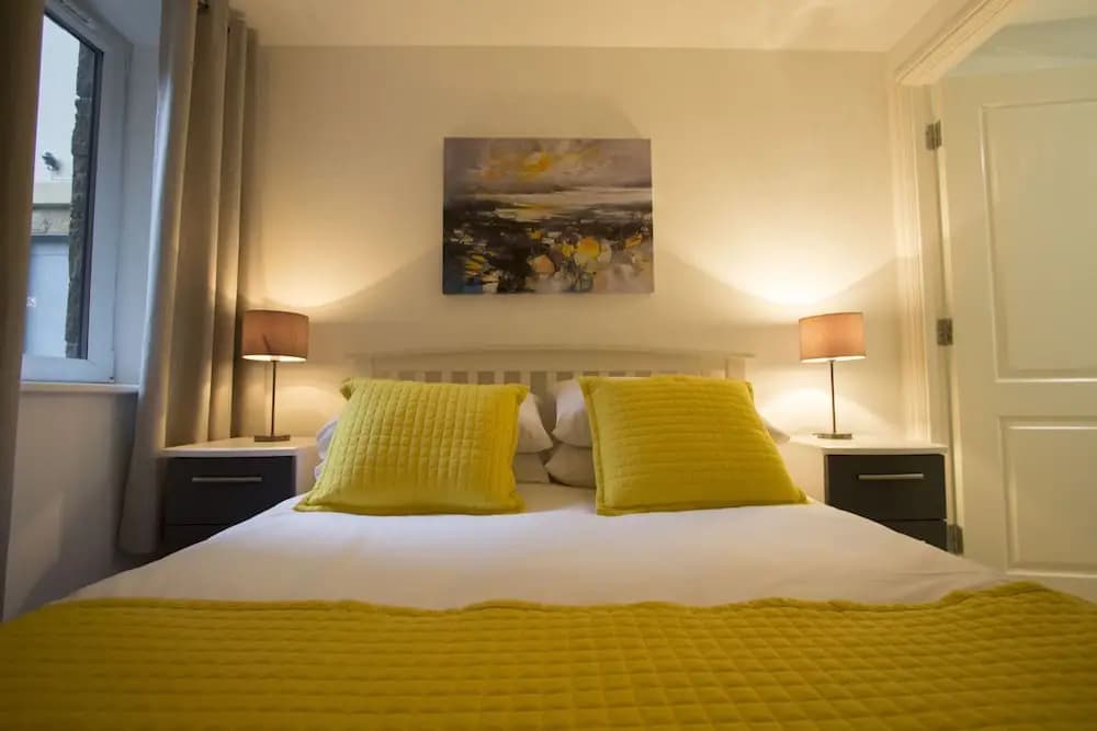 This fantastic 3 bed ground floor apartment has private parking too! - photo 2