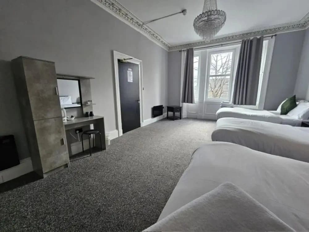 Edinburgh City Hotel - photo 2