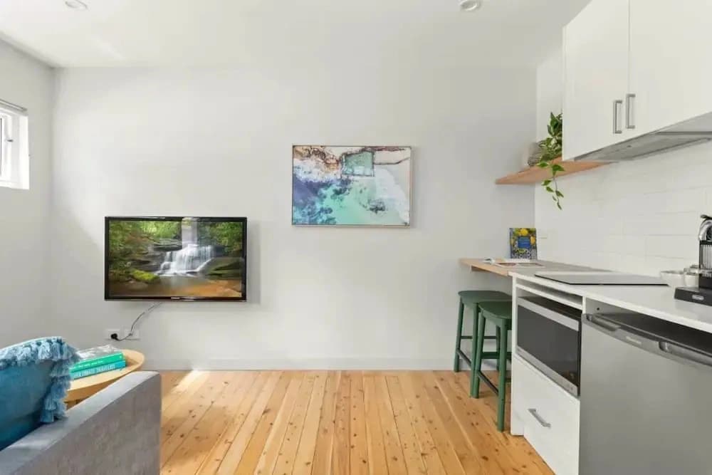 Modern 1-bed Pad Minutes Away From Beach - photo 10