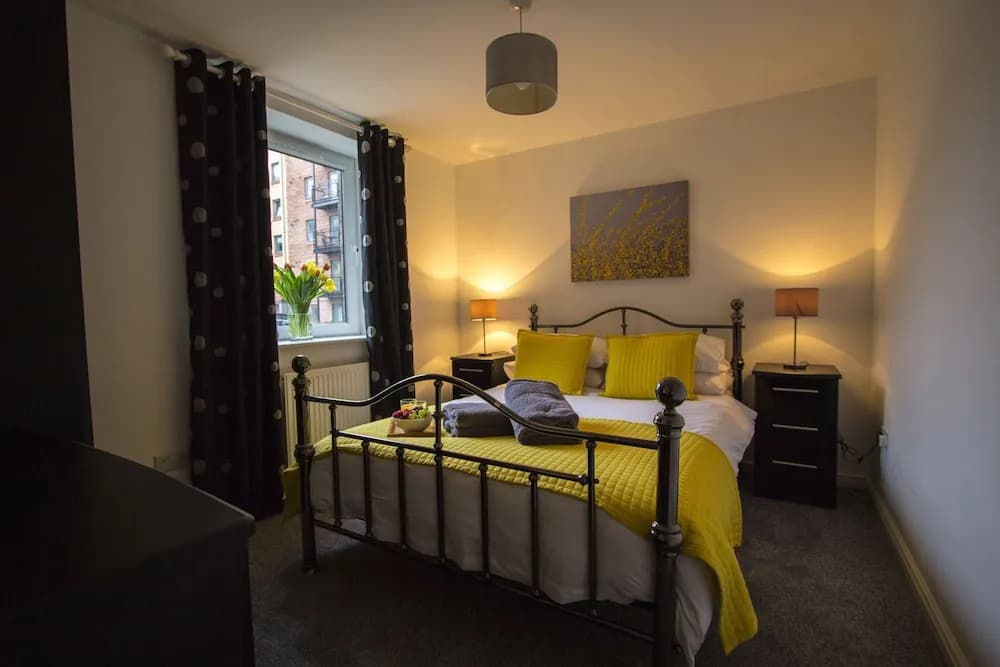 This fantastic 3 bed ground floor apartment has private parking too! - photo 4