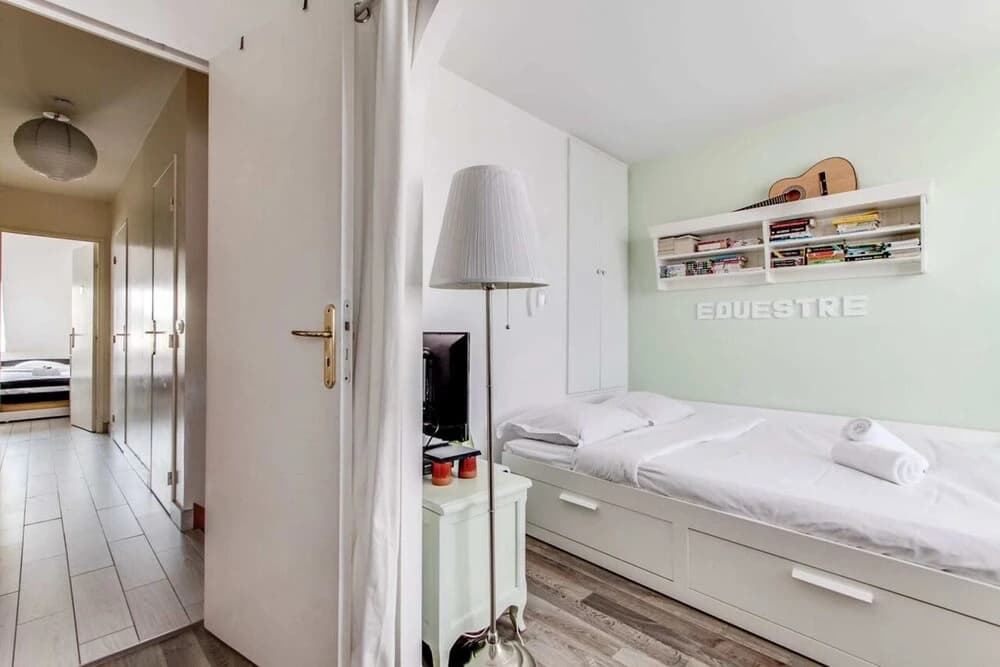 Bright 3BR Duplex Near Nation - photo 4