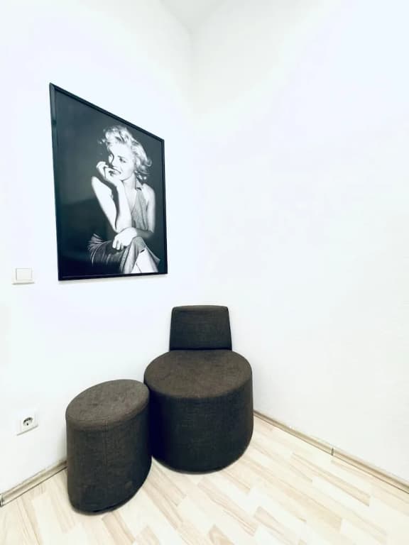 Bright 4BR Apt for 8 Near FAC Platz - photo 1