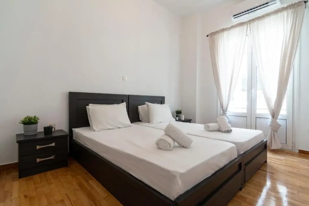 Modern 2BD apt in Athens , 3-min metro - photo 4