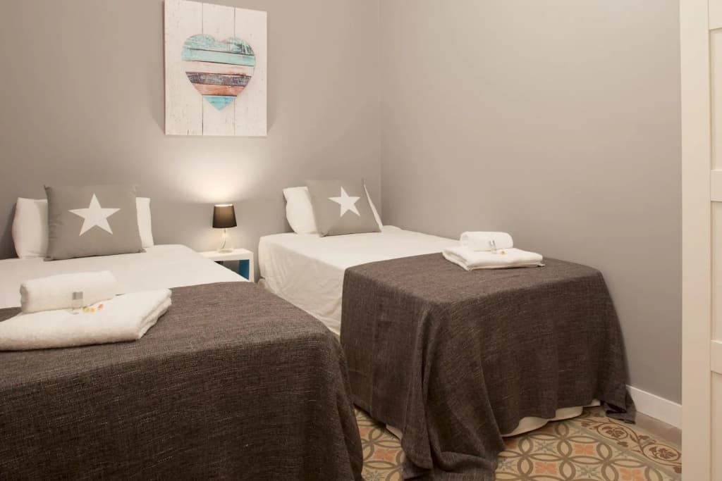 SOFIA 4 · Sofía's Gallery & Bath · Well Priced 6 Pax Spacious Home in Eixample - photo 3