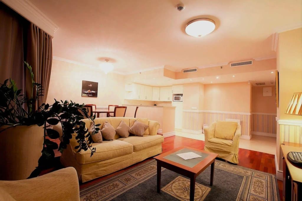 Queen's Court Hotel & Residence - photo 18