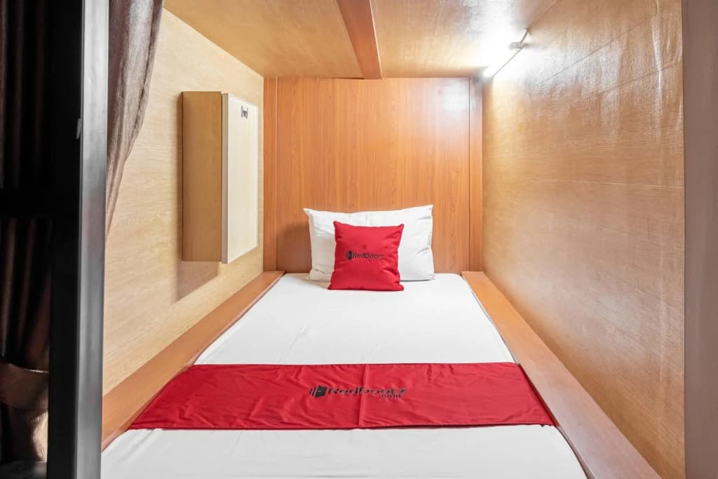 RedDoorz Hostel near LTC Glodok - photo 3