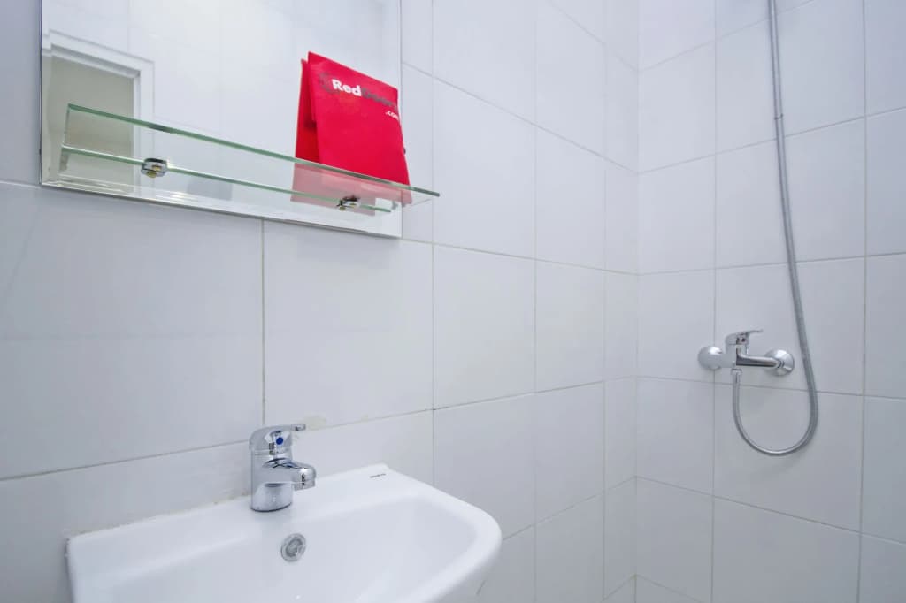 RedDoorz Plus @ Mas Mansyur - photo 9