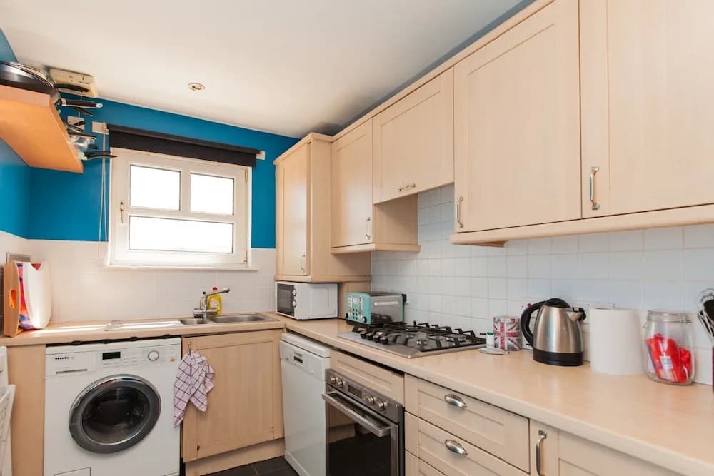 Ideal Fringe Base: Great Value + Free Parking! - photo 8