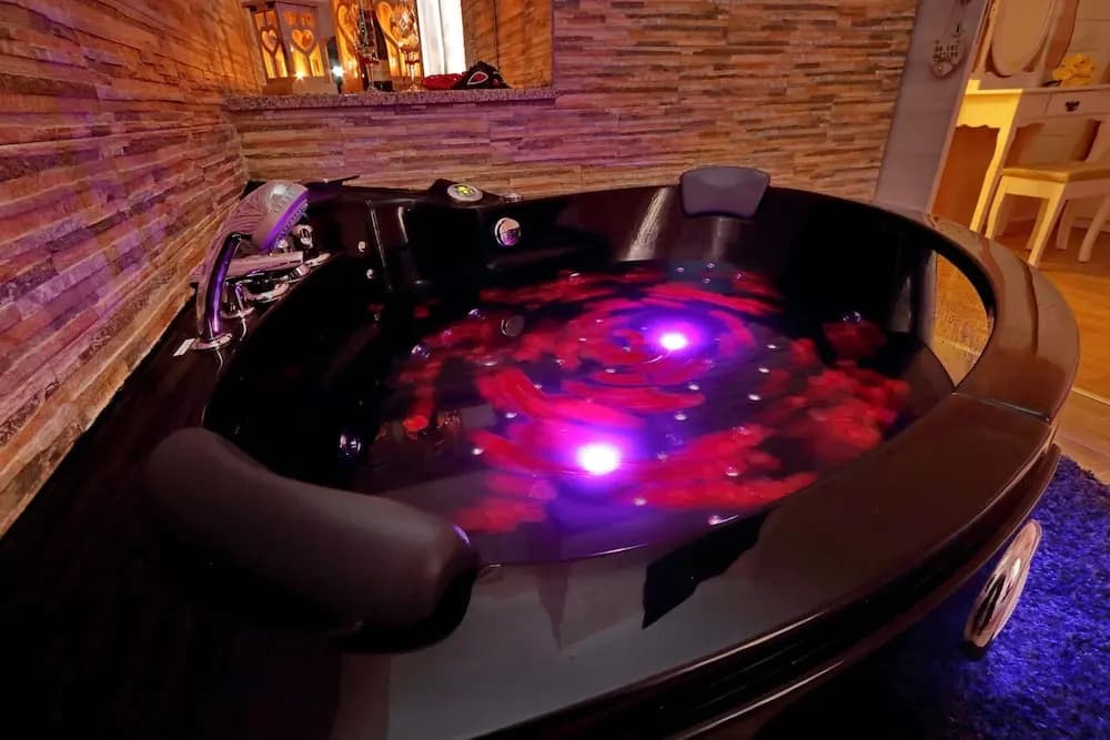 Chilling Hot Tub Suite - photo 12