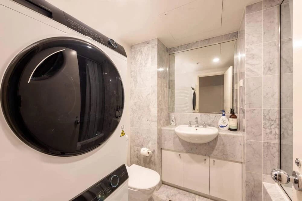 Spacious 3-bed Unit in Melbourne CBD w/ Pool & Gym - photo 8