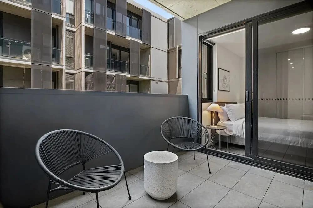 Well-lit 2-bed Apartment With Balcony - photo 9