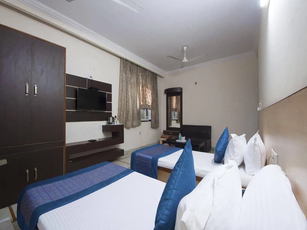 Hotel Apra Inn - photo 3