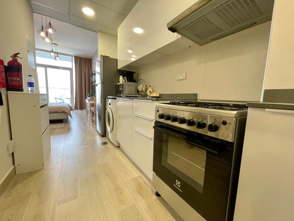Spacious & Cute Studio with Balcony - photo 11