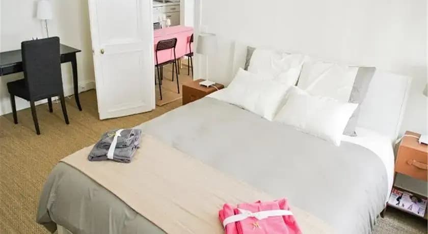 Notre Dame - Seine River Banks Apartment - photo 2