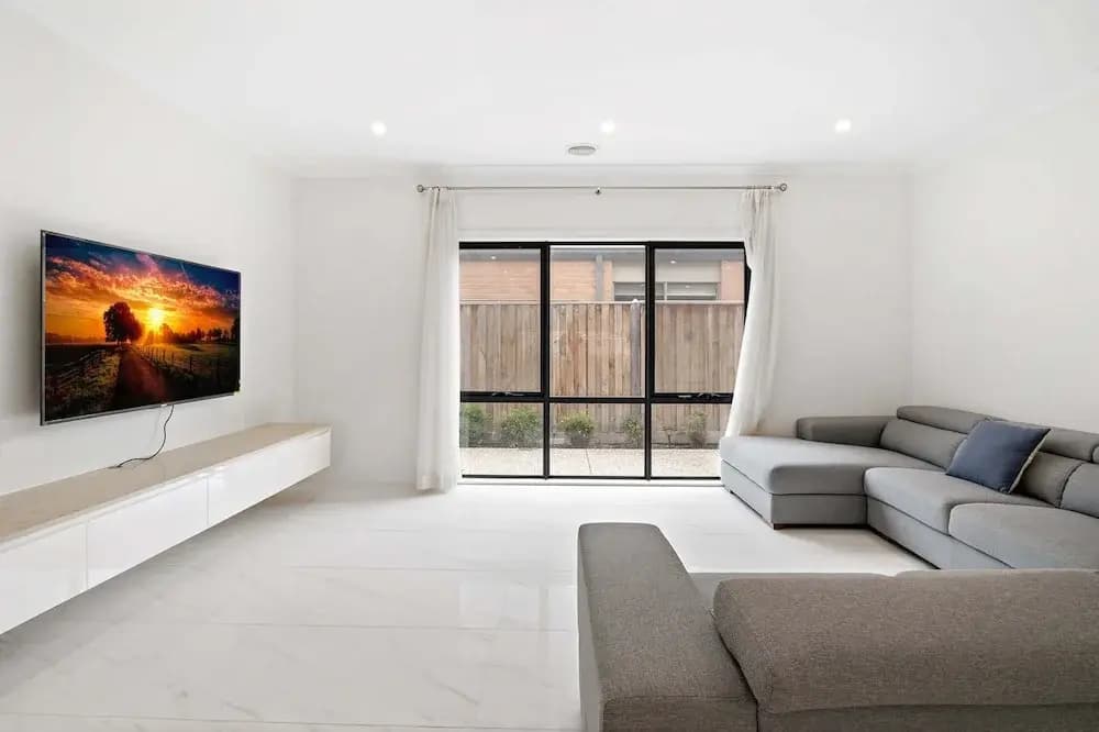 Spacious 5-bed Home in Peaceful Point Cook - photo 16
