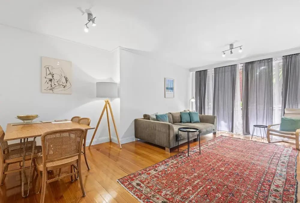 Charming Inner-city Stay- Space, Style & Location - photo 4