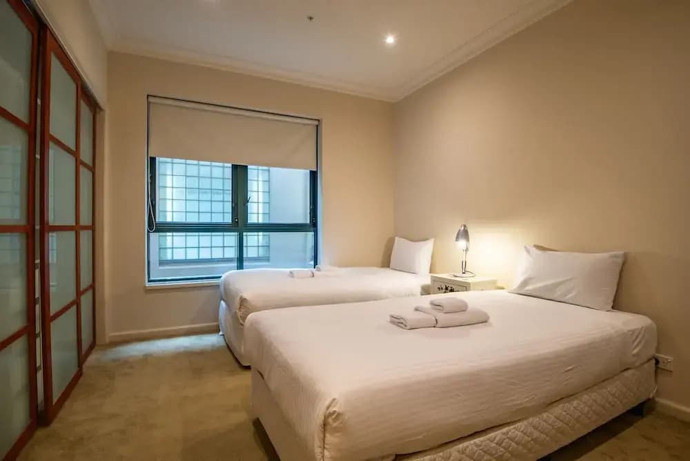 Elegant 4B 2B Unit in Melbourne CBD w/ Parking! - photo 4