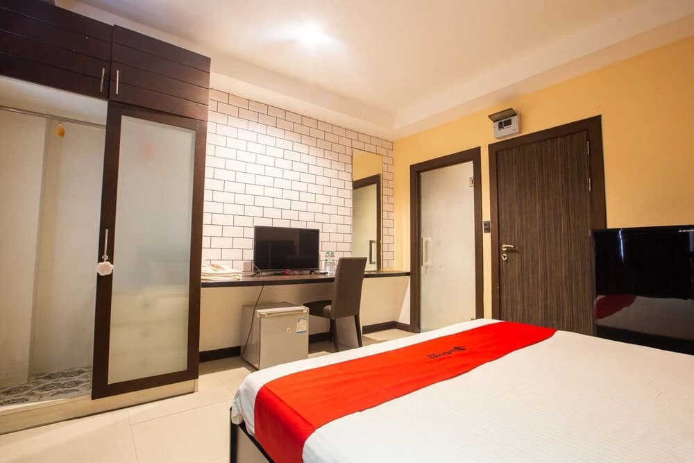 RedDoorz The Readers Cafe and Rooms - photo 2