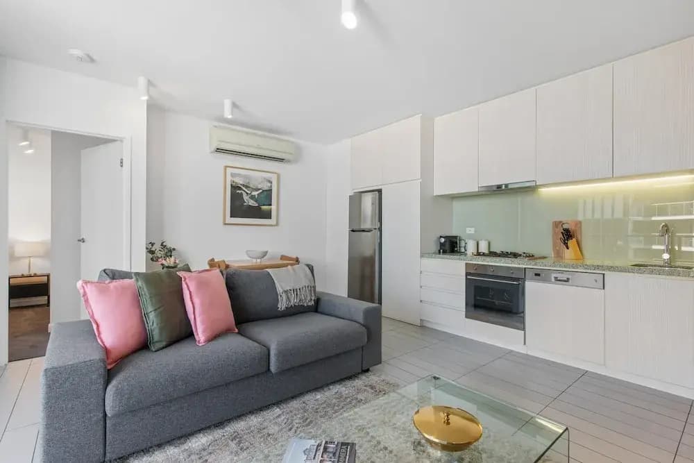 Chic 1-bed With Harbour Views & Pool by Tram Line - photo 10