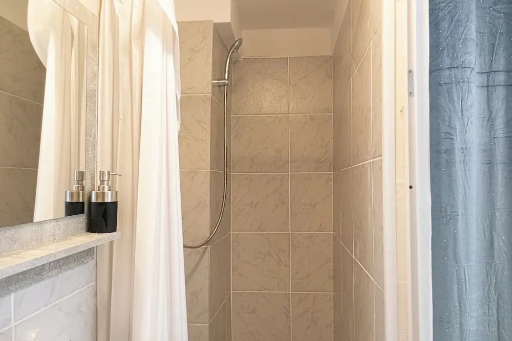 Elegant 3BR Apt Steps from Hauptbahnhof - photo 7