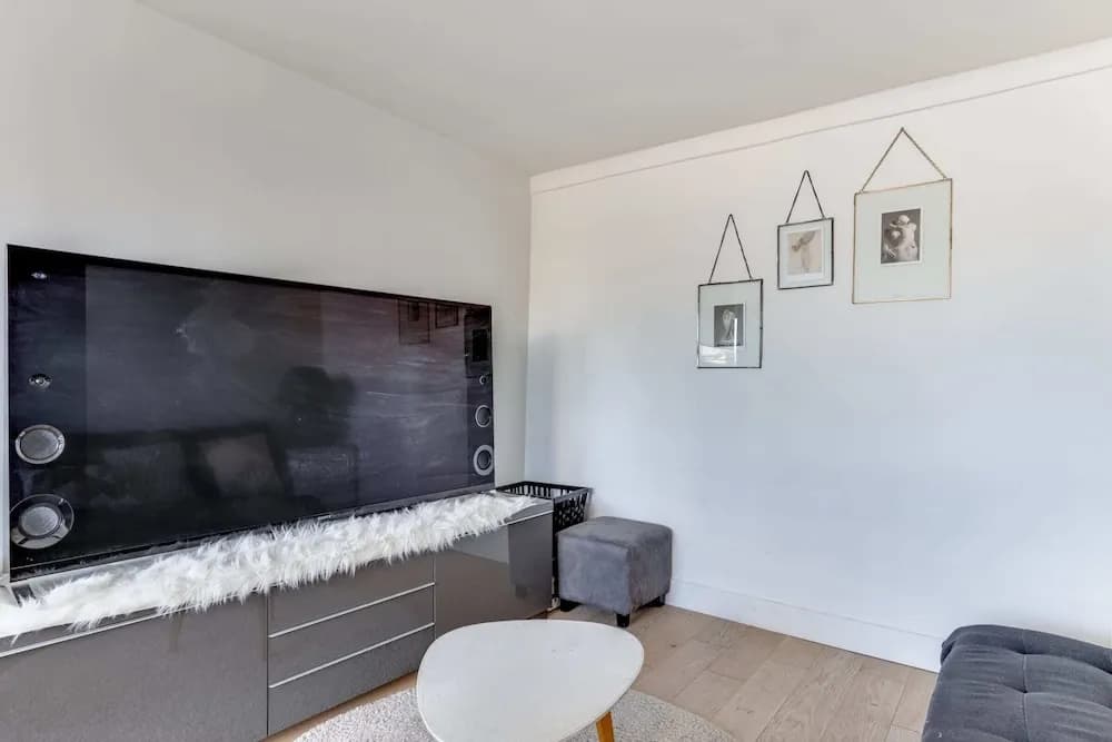 Eiffel Tower View Terrace Apartment - photo 8