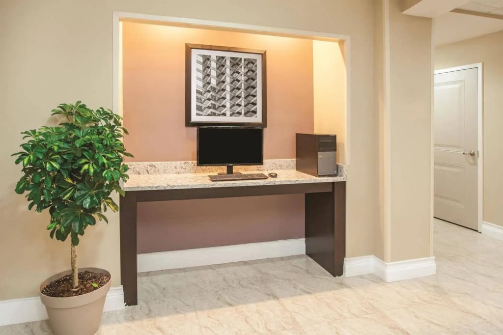 La Quinta Inn & Suites Far Rockaway - JFK Airport - photo 12