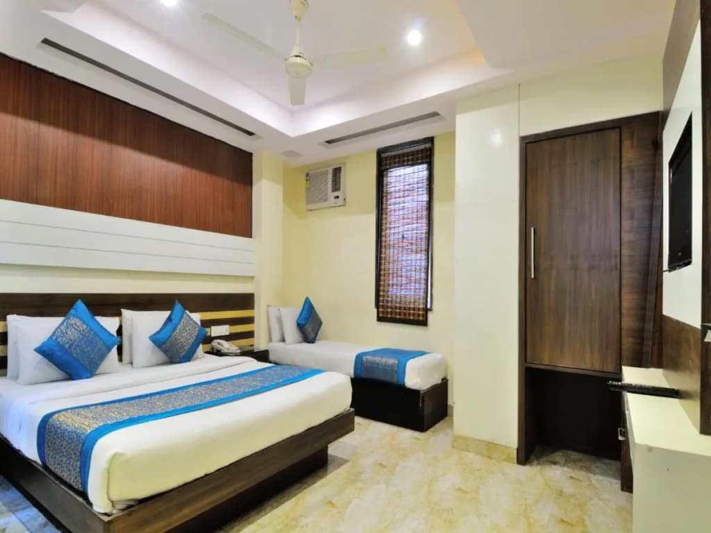 Hotel Gold Star Inn - photo 16