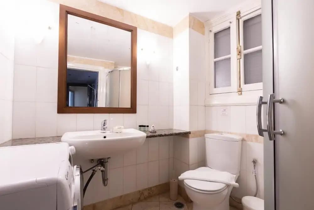 Ideal 4 bdr Apartment in Plaka for 10 - photo 10