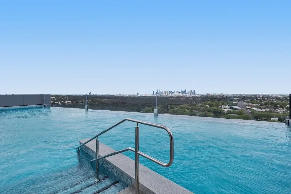 Generous 2-bed Apartment With Great Amenities - photo 8