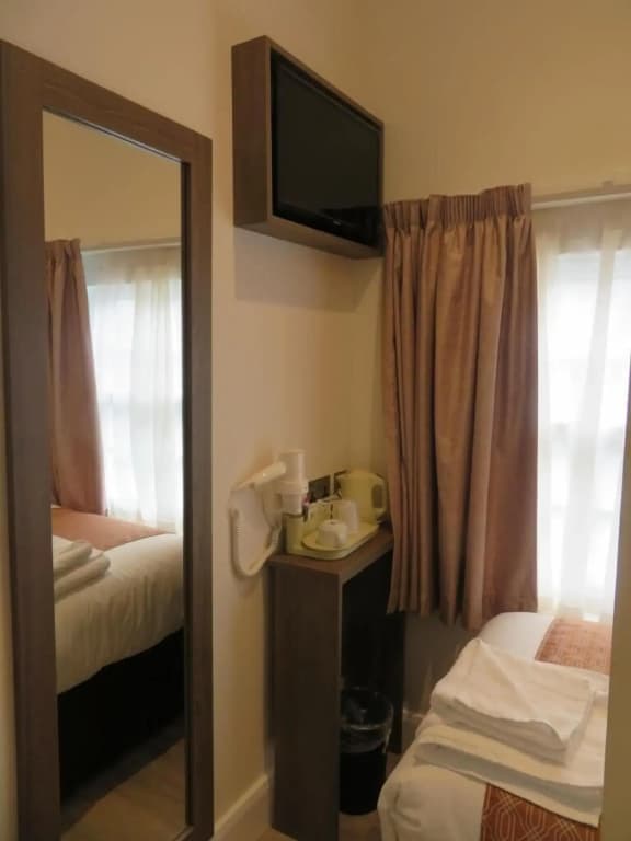 Glendale Hyde Park Hotel - photo 16