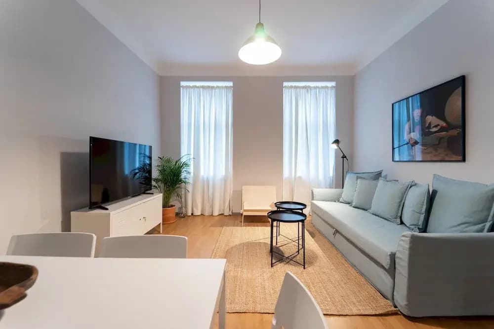 Spacious 2bdr Apt in Beautiful Neighborhood - photo 5