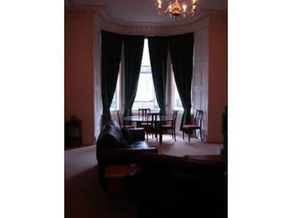 Victorian Edinburgh Apartment - photo 2