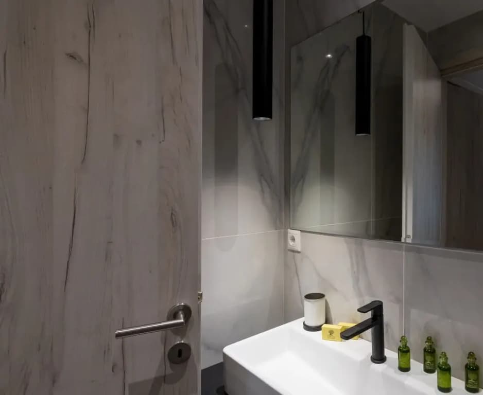 101m² Renovated Apartment in Koukaki - photo 8