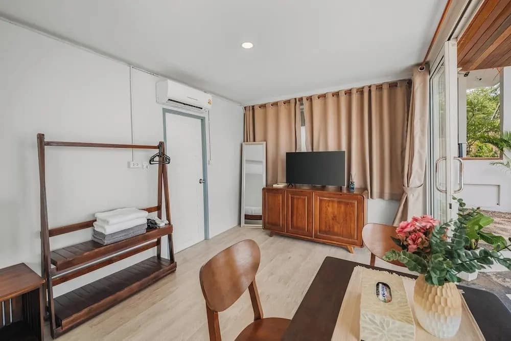 Room-charming Guest Room With Private Fa - photo 2
