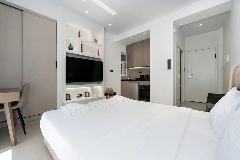Minimal Studio with Balcony in Central Athens - photo 2