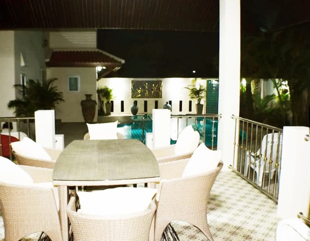 Luxury 5 Bed 5 Bath Villa - photo 13