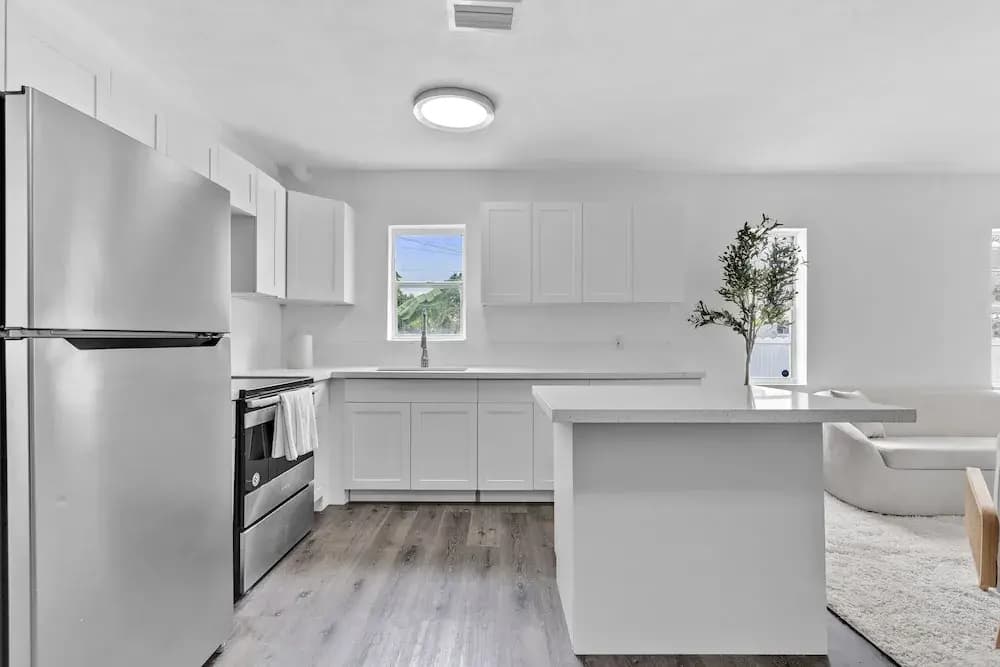 Upper Design District 3BD Home w/Jacuzzi and Backyard - photo 12