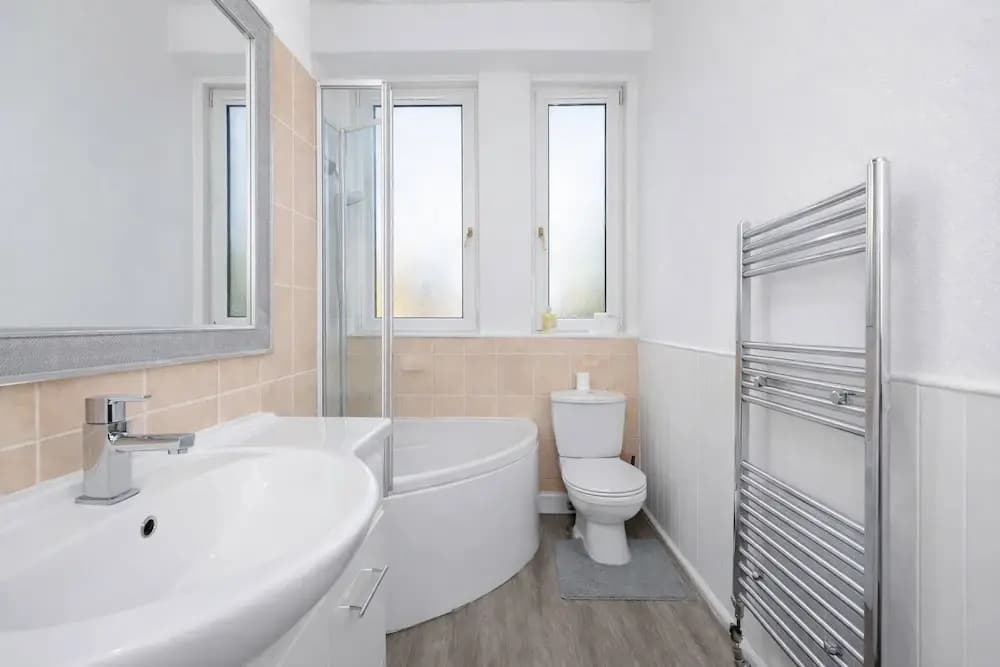 Bright 2 Bedroom Flat on Leith Walk - photo 9