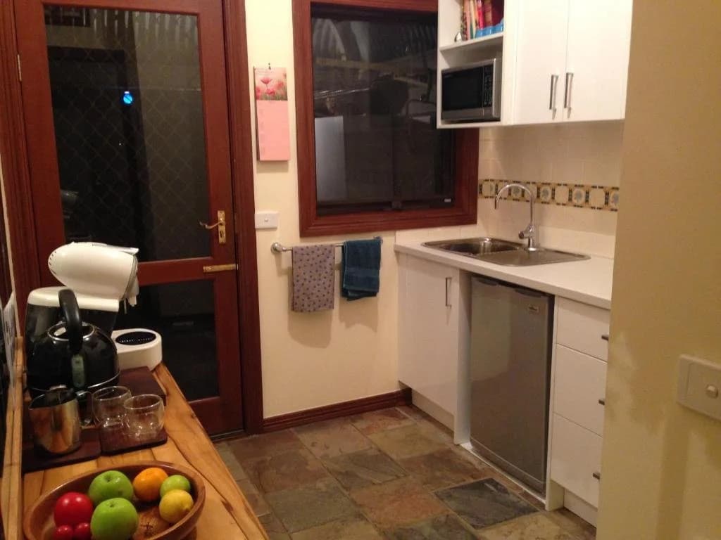 Mornington Cherry Blossom Bedsit - photo 9