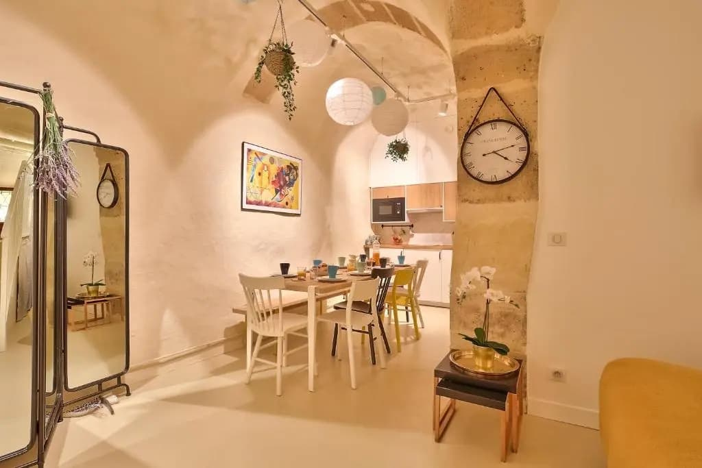 New Stunning 4 Bdrs Apt, With AC – Le Marais - photo 15