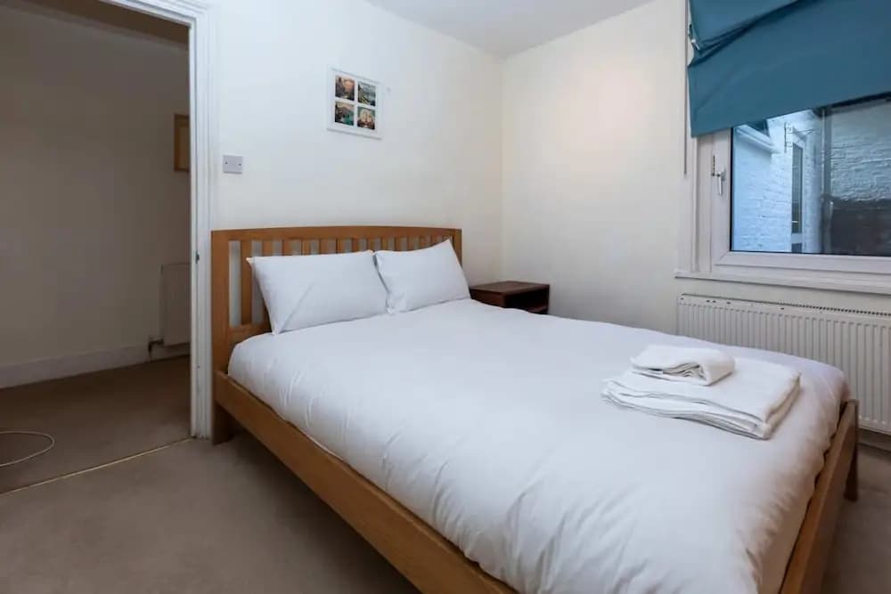 Spacious 1BD Flat w/ Garden - Hammersmith! - photo 2