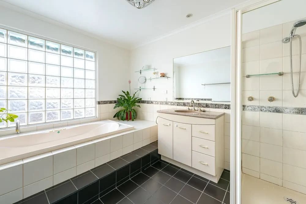 Gorgeous family retreat next to the CBD - photo 7