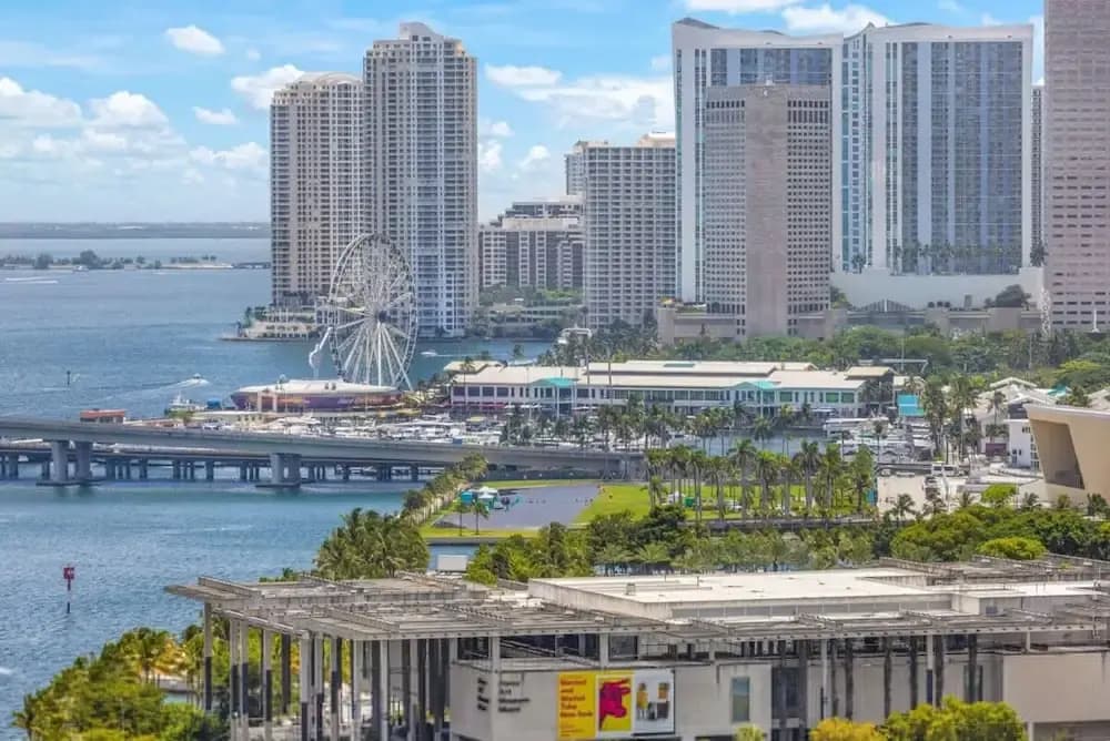 Sunny and Spacious 2 Bedroom Condo on the Bay - photo 34