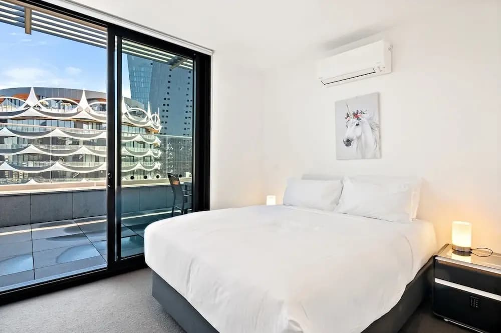 Bright 2-bed Retreat With Pool, Gym & Sauna Access - photo 2