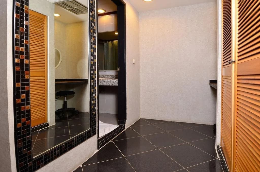 Peninsula Hotel - photo 8