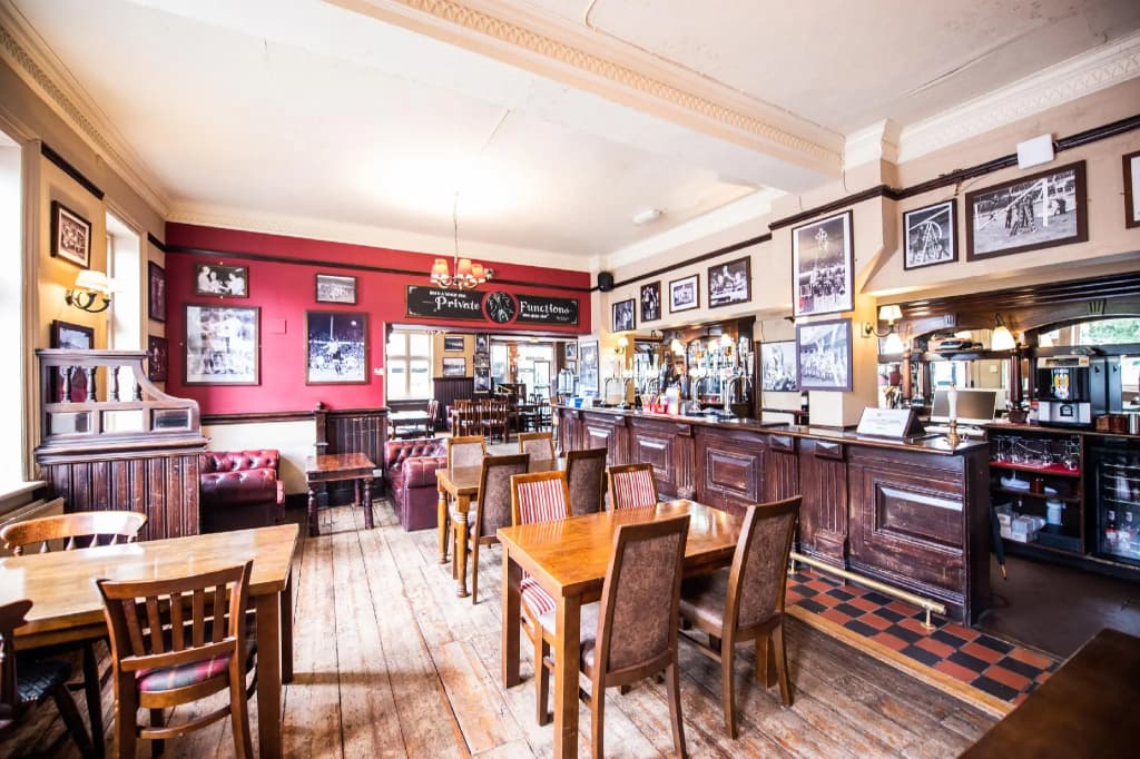 OYO The Green Man Pub and Hotel - photo 9