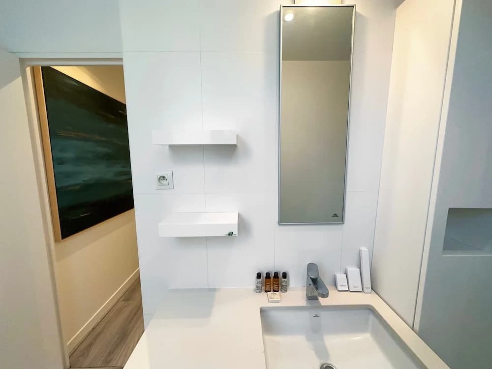 Copernic Right Luminous 2BR Apartment in Paris - photo 8