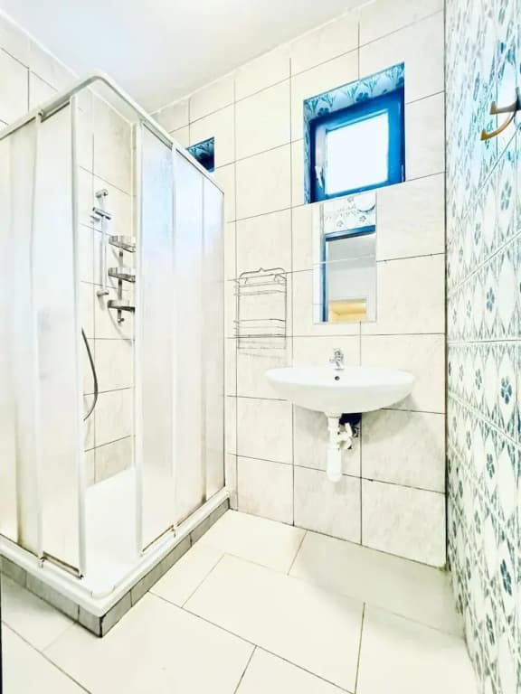 Cozy 2BR Apt Sleeps 6 Direct City Access - photo 8