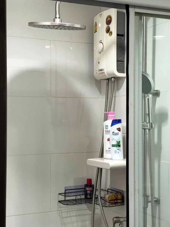 Octopus Suite on Highrise, Skytrain, Fast Wifi and AC - photo 8